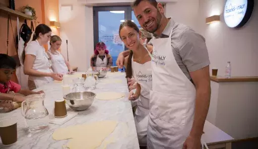 Pizza e gelato cooking class in Florence