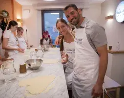 Pizza e gelato cooking class in Florence