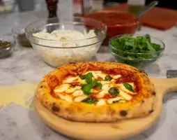 Pizza and gelato cooking class in Milan