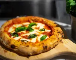 Pizza and gelato cooking class in Milan