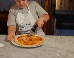 Pizza and gelato cooking class in Rome