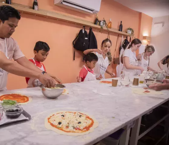 Pizza e gelato cooking class in Florence