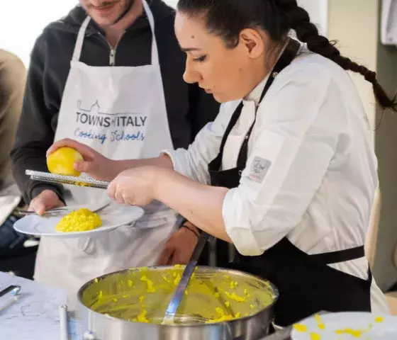 Pasta and risotto cooking class in Milan