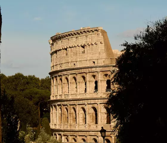Colosseum guided tour with early entrance ticket