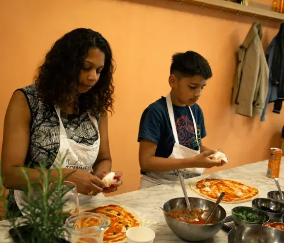 Pizza and gelato cooking class in Florence
