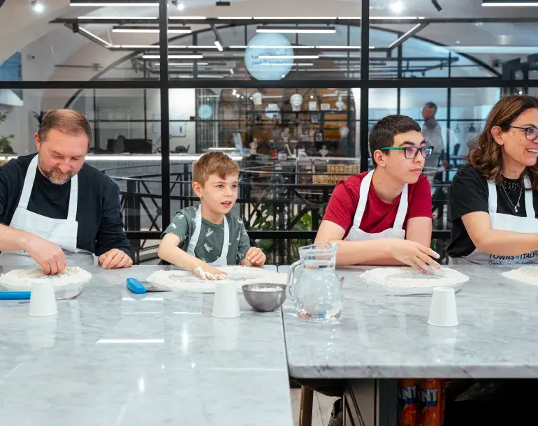 Pizza and gelato cooking class in Rome