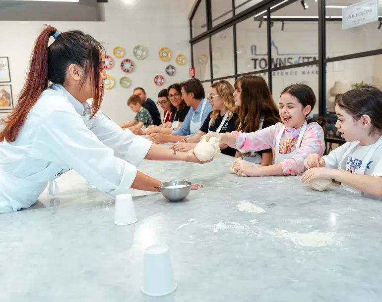 Pizza and gelato cooking class in Rome