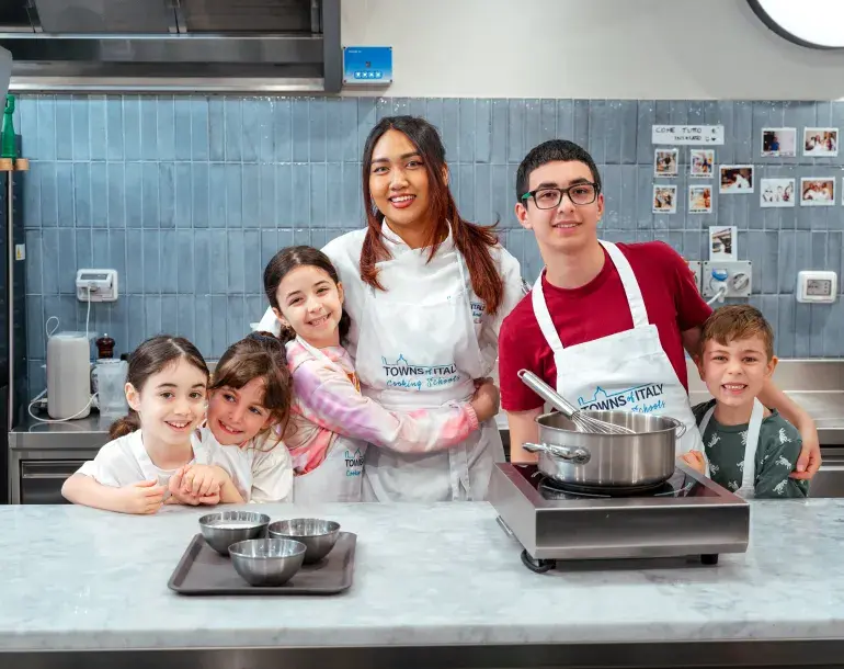 Pizza and gelato cooking class in Rome