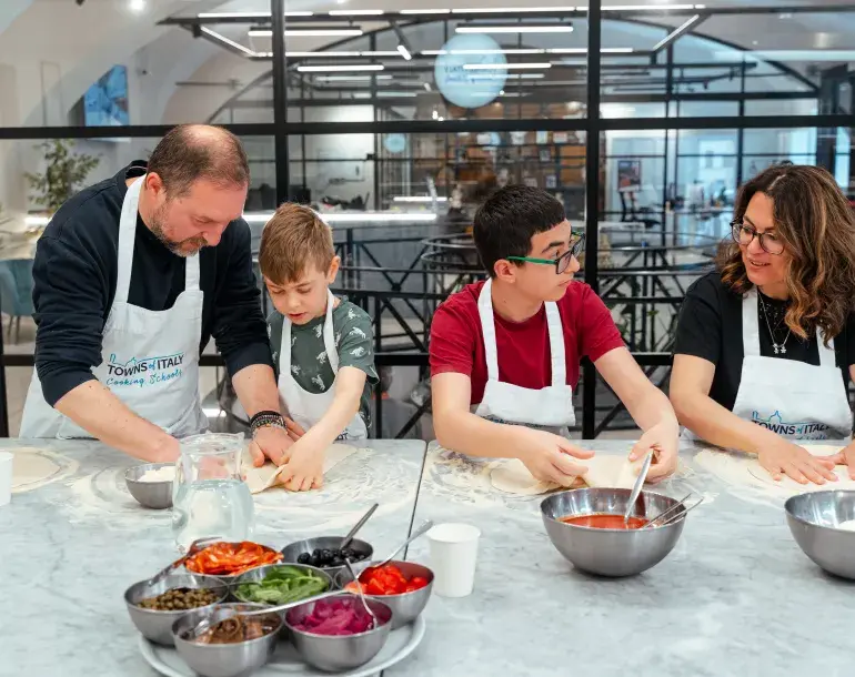 Pizza and gelato cooking class in Rome