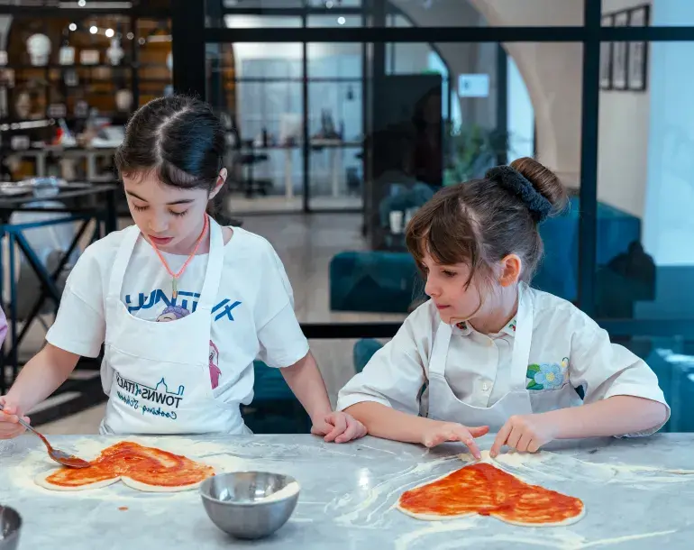Pizza and gelato cooking class in Rome