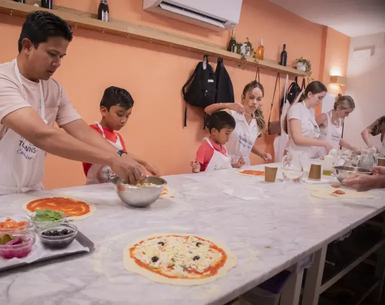 Pizza e gelato cooking class in Florence