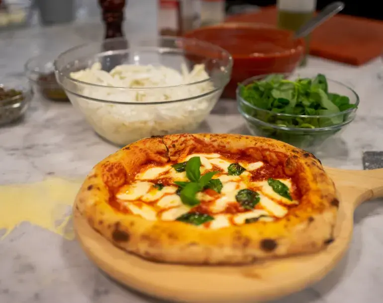 Pizza and gelato cooking class in Milan