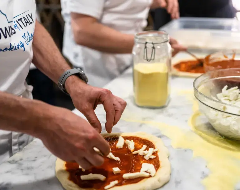 Pizza and gelato cooking class in Milan