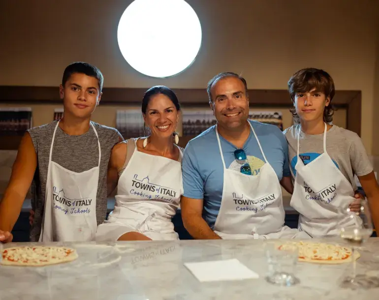 Pizza and gelato cooking class in Rome
