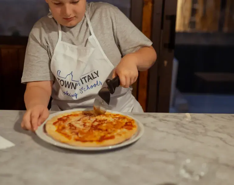Pizza and gelato cooking class in Rome
