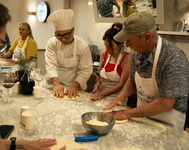 Pizza and gelato cooking class in Florence