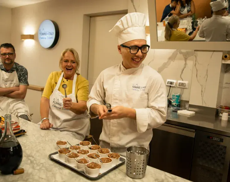 Pizza and gelato cooking class in Florence